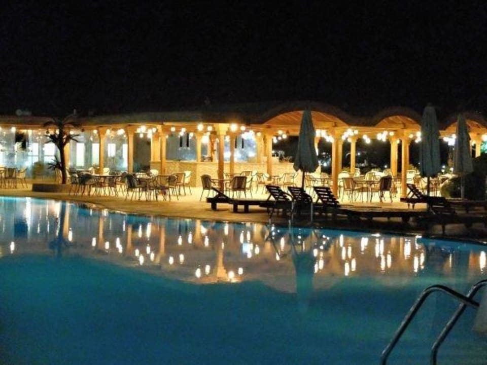 Pool nachts Three Corners Happy Life Beach Resort