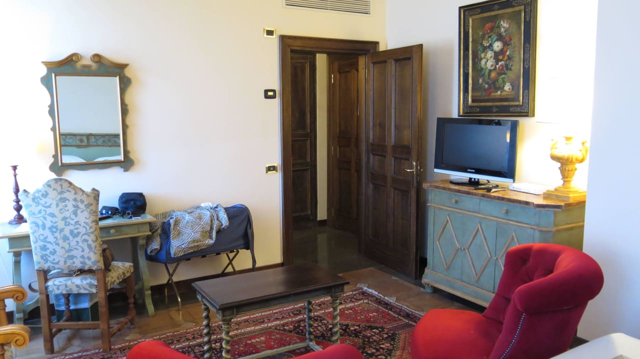 Vom Bett aus Richtung Eingangstür Hotel La Collegiata