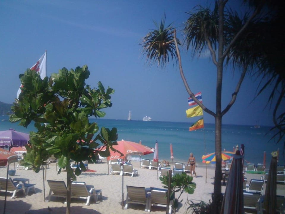 Вид на городской пляж Impiana Resort Patong