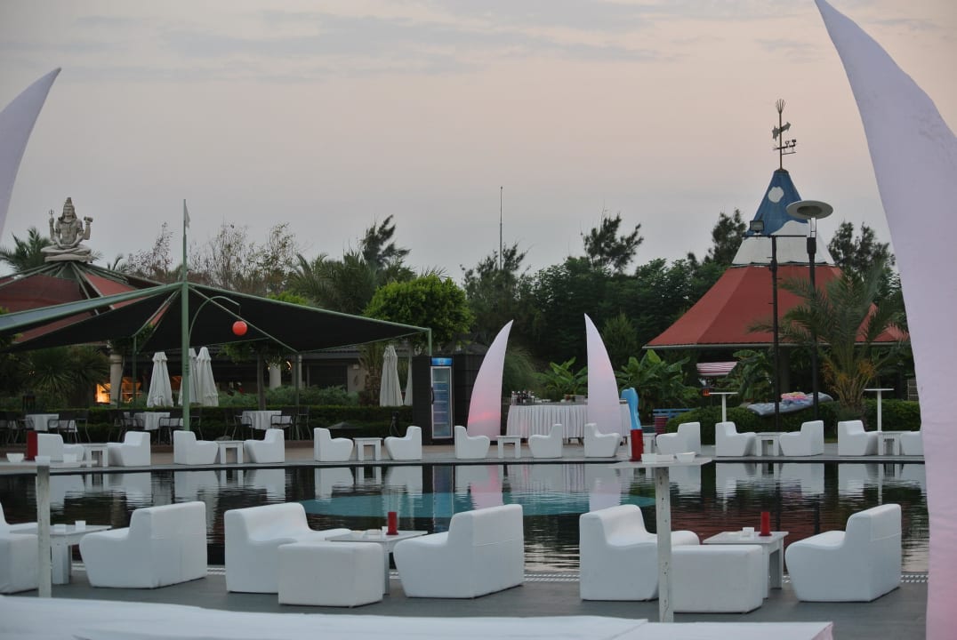 Feestje om het zwembad Limak Lara Deluxe Hotel & Resort