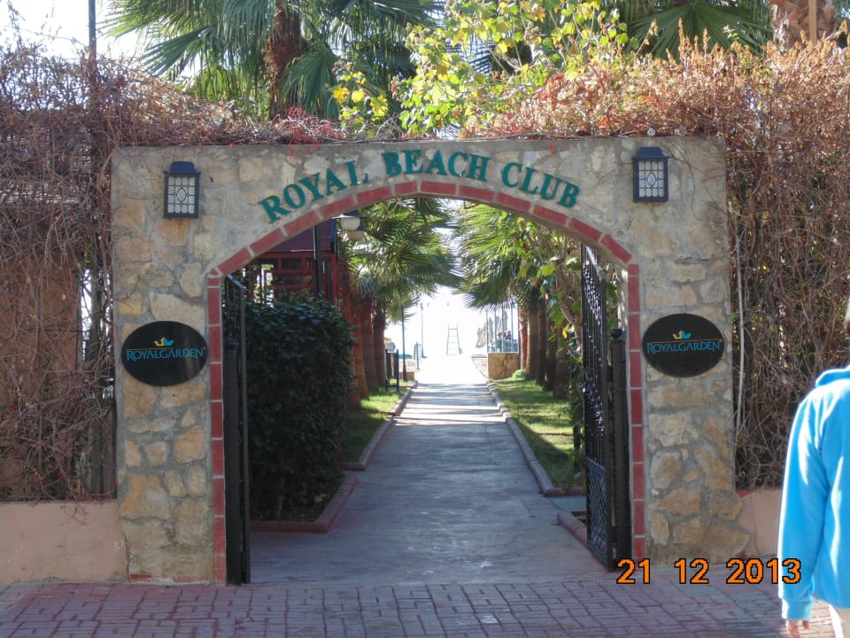 Durchgang zum Strand Hotel Royal Garden Beach