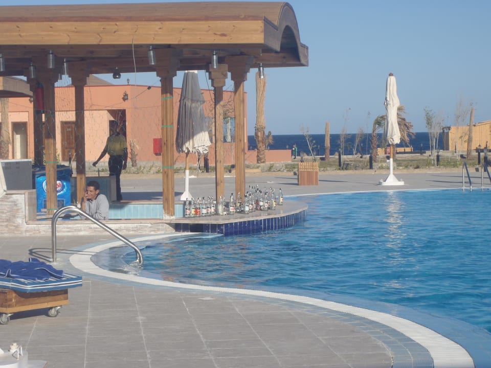 Der Pool und die Bar Three Corners Happy Life Beach Resort