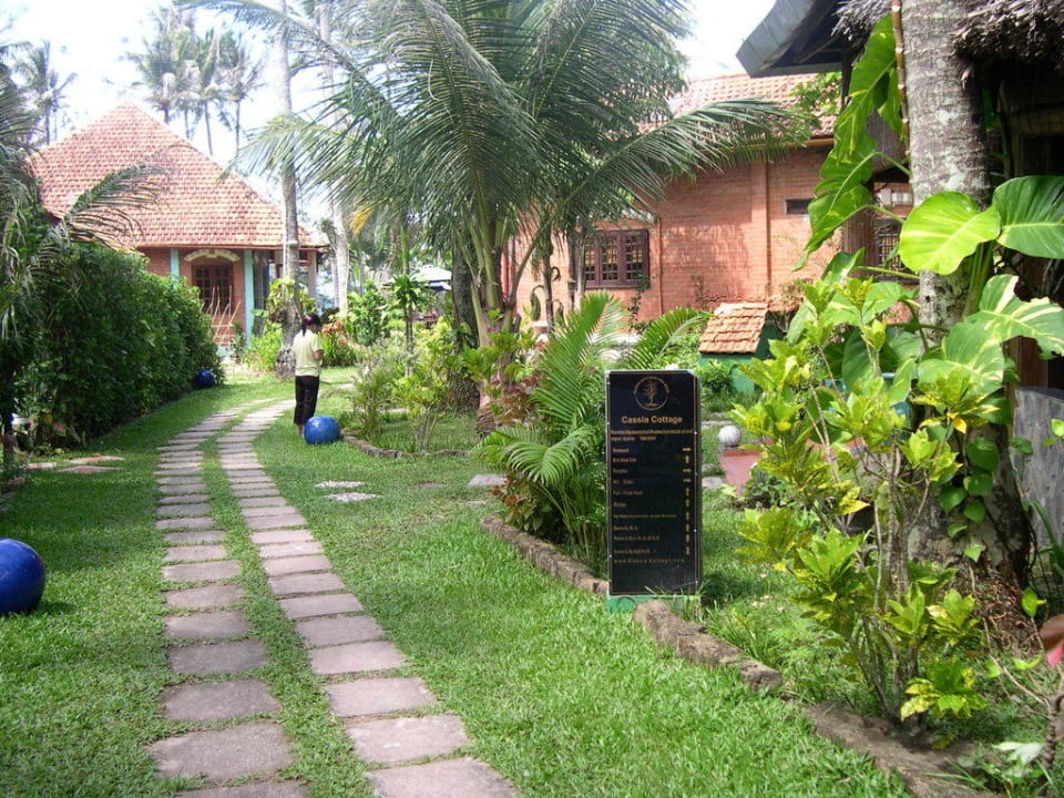 Weg zum Pool Cassia Cottage