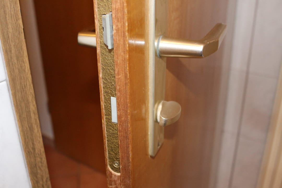 Badtür lässt sich nicht abschließen Sporthotel Spögler