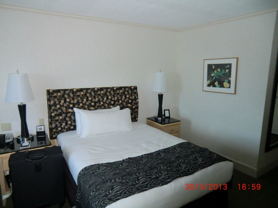 Bett, links daneben nochmal das gleiche Doppelbett Hotel Royal Sonesta