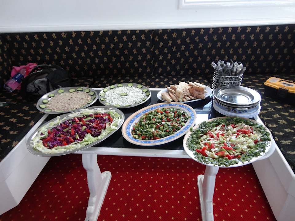 Leckeres Mittagessen auf dem Boot Shams Alam Beach Resort