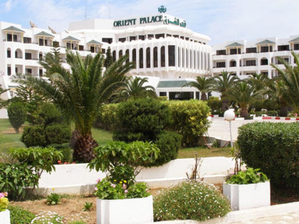 Przed hotelem Orient Palace Resort & Spa