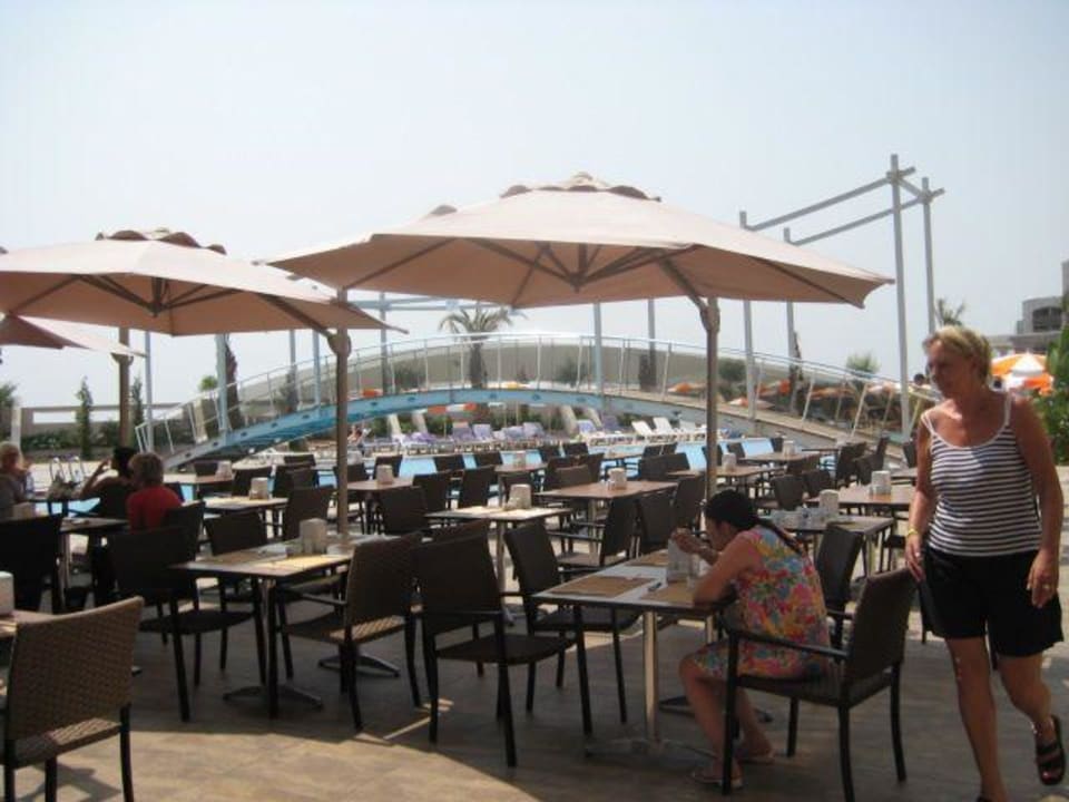 Außenansicht des Restaurants Saturn Palace Resort Hotel