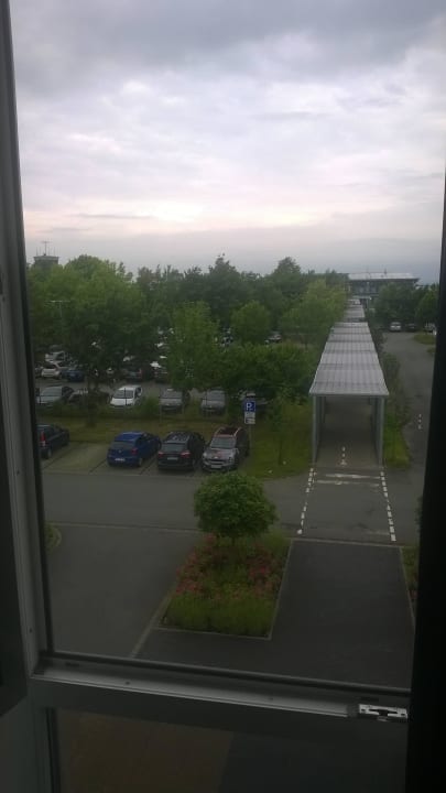 Parkplatz und Weg zum Airport Airport Hotel Paderborn