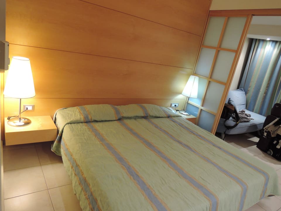 Doppelbett im 7. Stock Hotel Calypso Beach