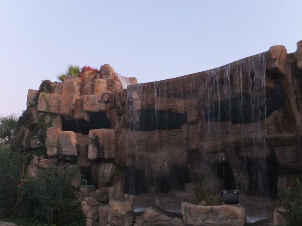 Wasserfall vor dem Eingangsbereich VONRESORT Golden Beach