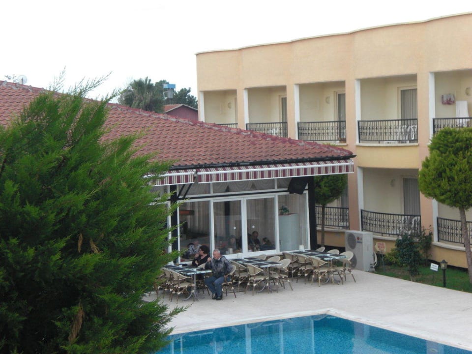 Pool mit Restaurant Sayanora Hotel