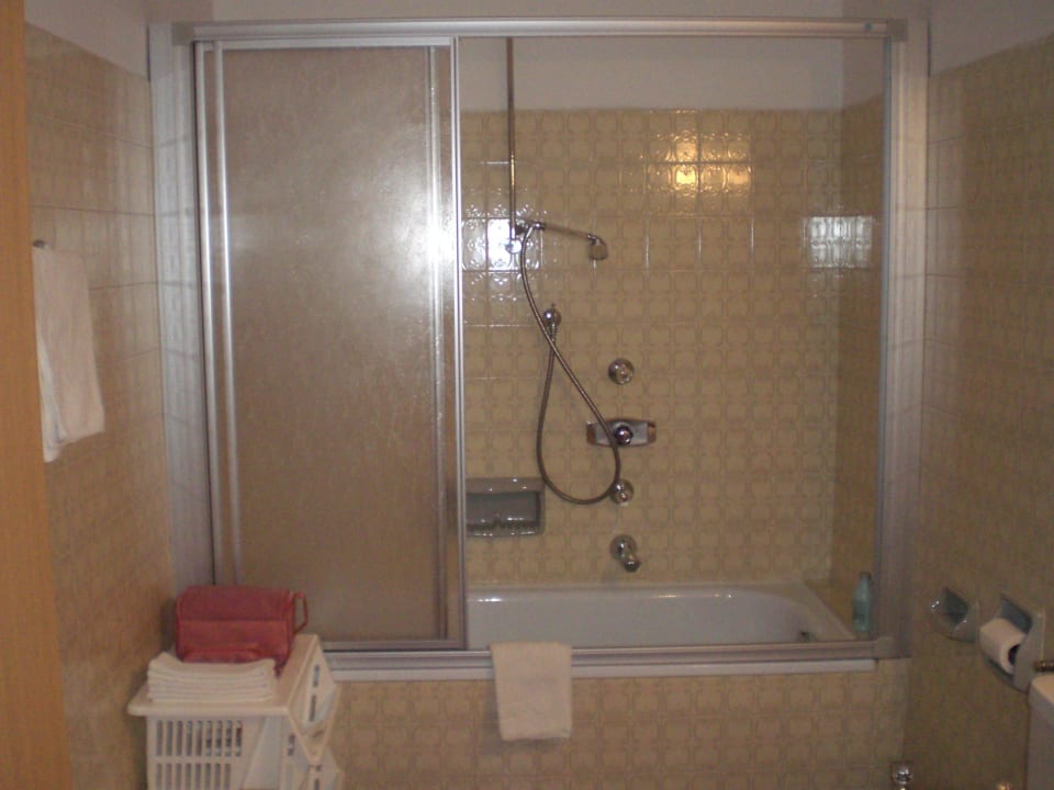 Bad Zimmer 101, Wanneneinstieg sehr hoch Hotel Kirchenwirt