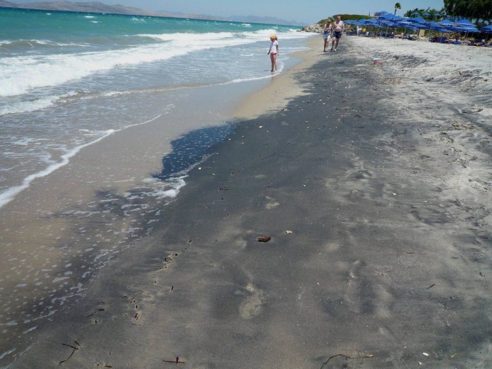 Sand von Teer schwarz gefärbt 2 Neptune Luxury Resort