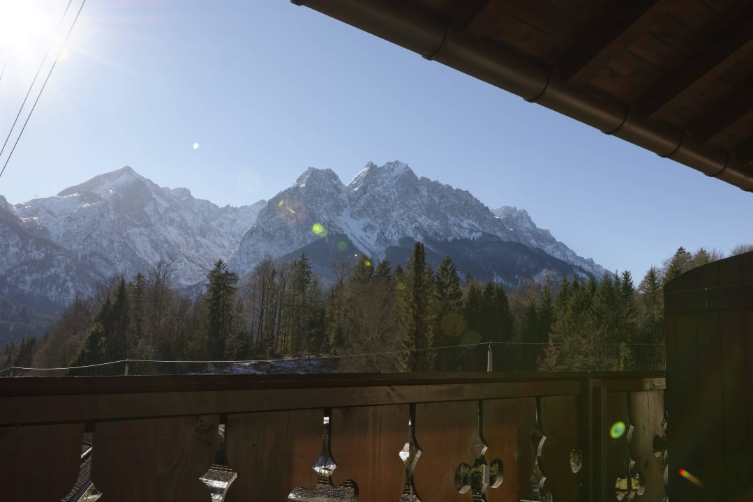 Blick auf die Zugspitze Hotel Gunglstubn