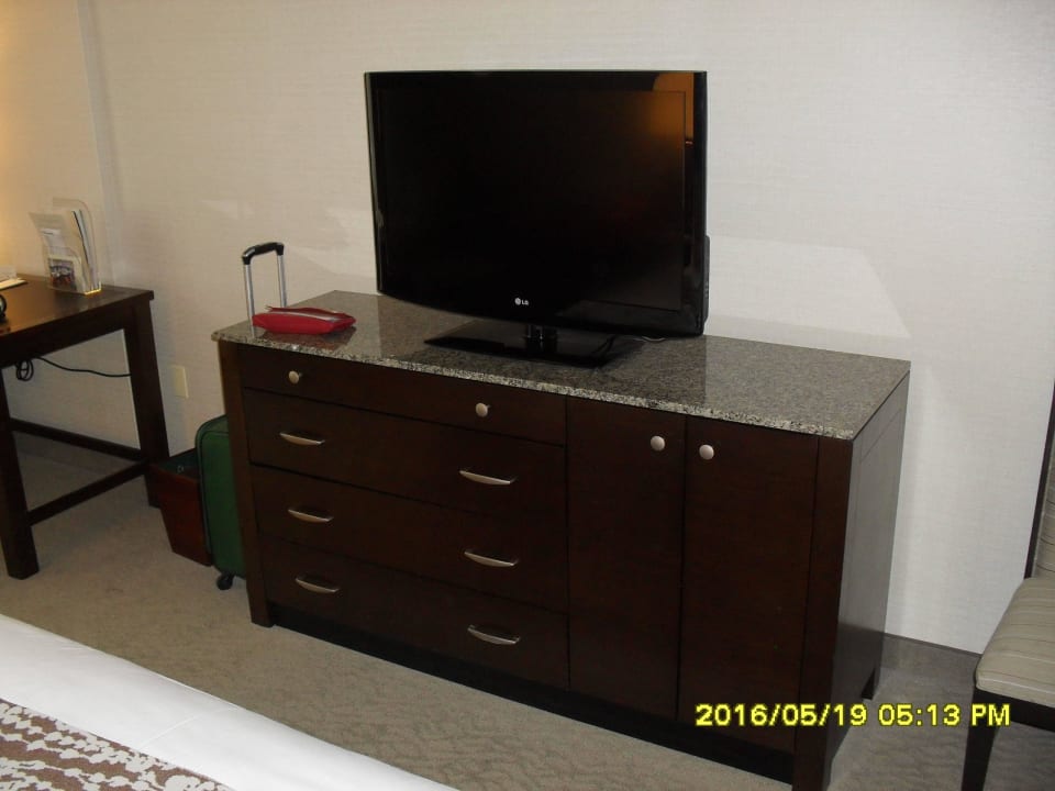 Sideboard mit TV Hotel Doubletree Club Bayside