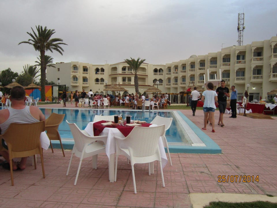 Abendessen am Pool Hotel Neptunia Skanes