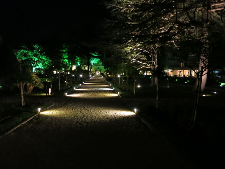 Gartenanlage bei Nacht Falkensteiner Hotel Adriana