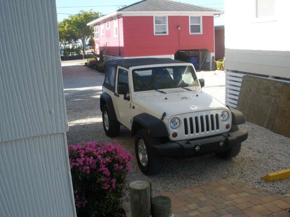 Parken unten an der Treppe vor dem Haus The Holiday Court Villas and Suites