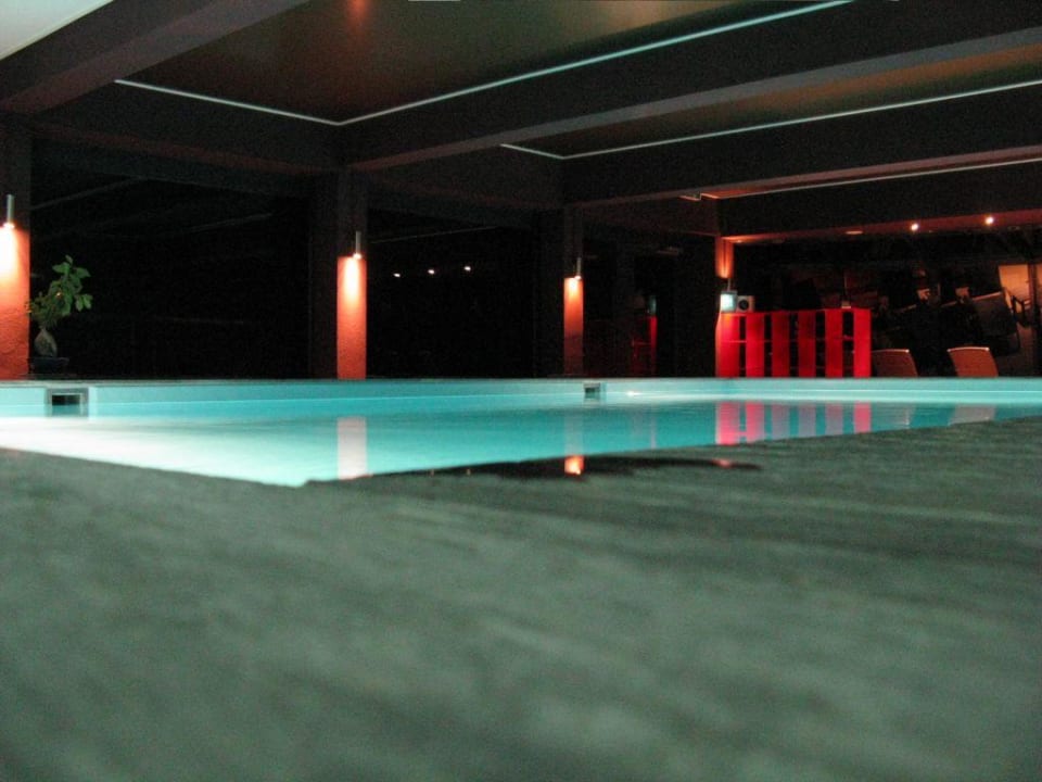 Pool abends Hotel Rovanada