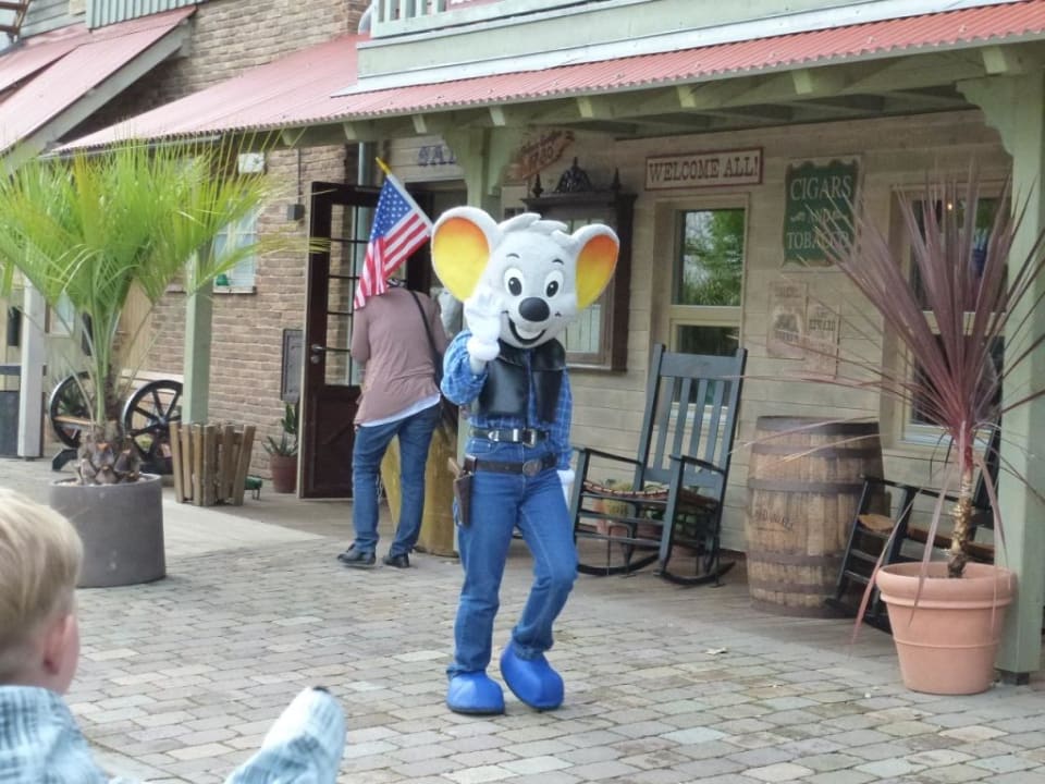 Euromaus am morgen beim Frühstück Tipi Town Europa-Park