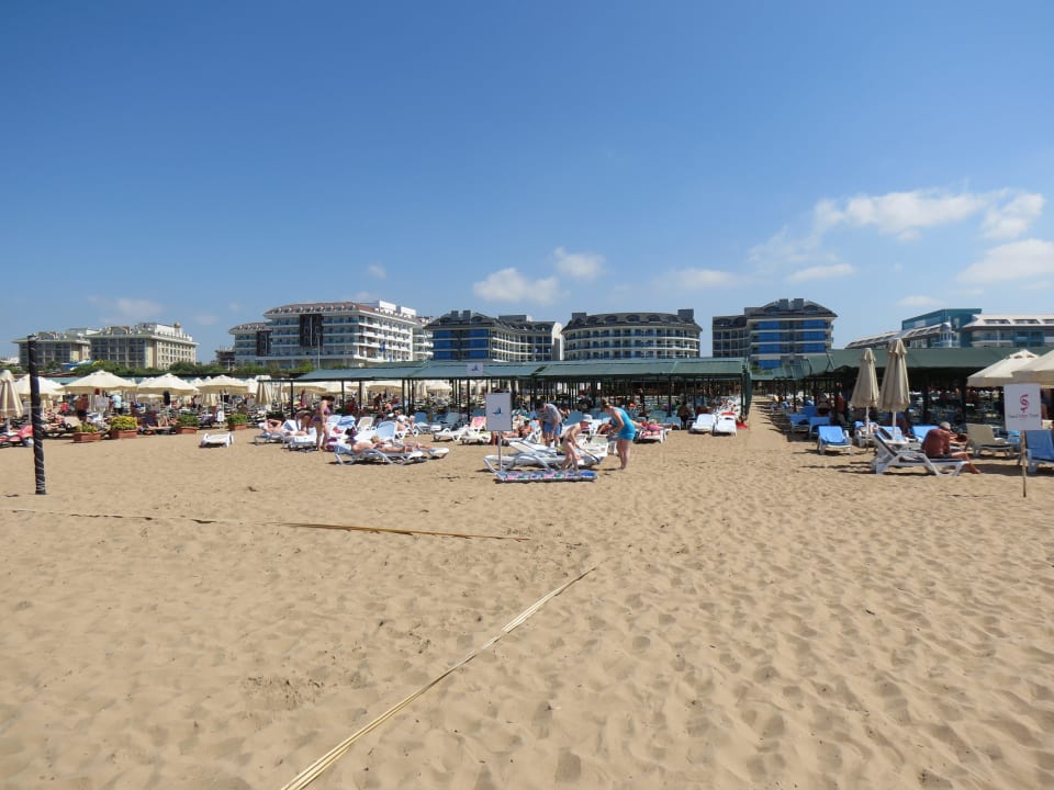 Blick vom Meer zu den Liegen  Side Breeze Hotel