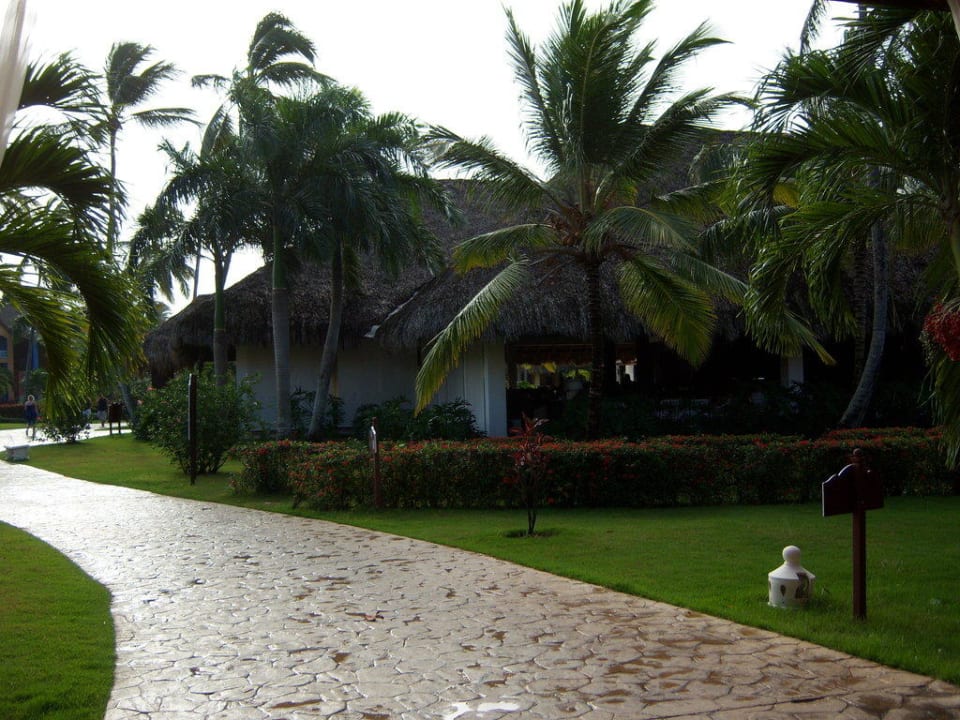 Weg von Haus 3 zum Restaurant Punta Cana Princess All Suites Resort & Spa