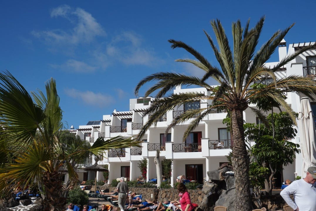 Vor dem Pool allsun App.-Hotel Albatros