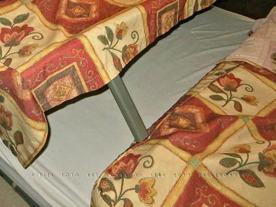 In der Nacht zur Seite umgekipptes Billigst-Bett Estival Park Silmar