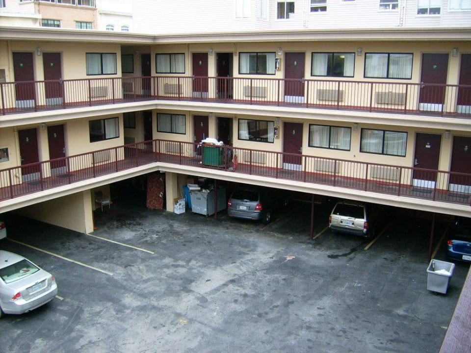 Innenhof mit Parkplätzen Inn at Golden Gate