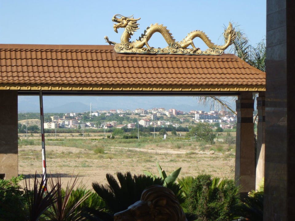 Einer von vielen Drachen auf dem Dach Hotel Royal Dragon