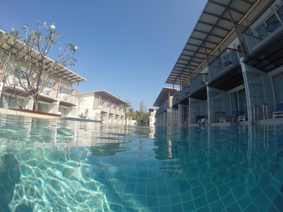 Zimmer von Pool aus The Briza Beach Resort Khaolak
