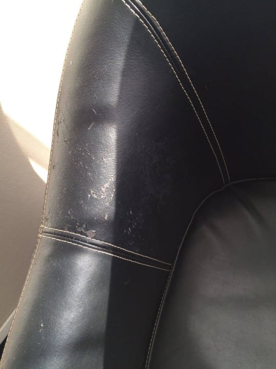 Egal welcher Sessel. alle im desolaten Zustand. Leonardo Royal Hotel Den Haag Promenade