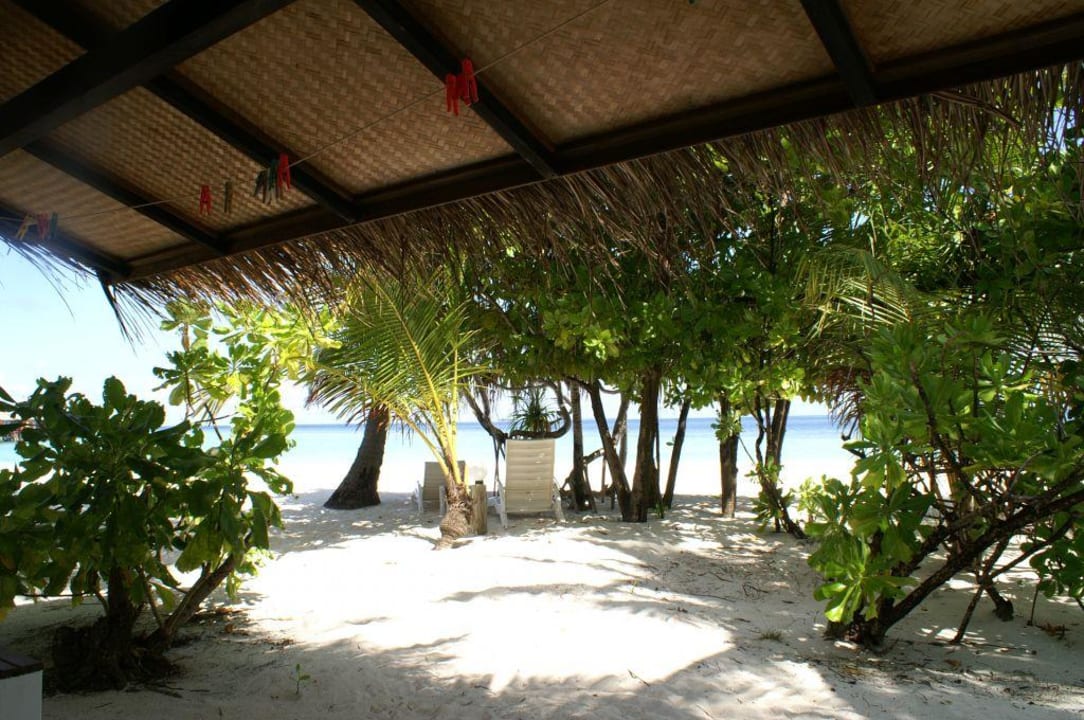 Sicht vom Bungi zum Strand Angaga Island Resort