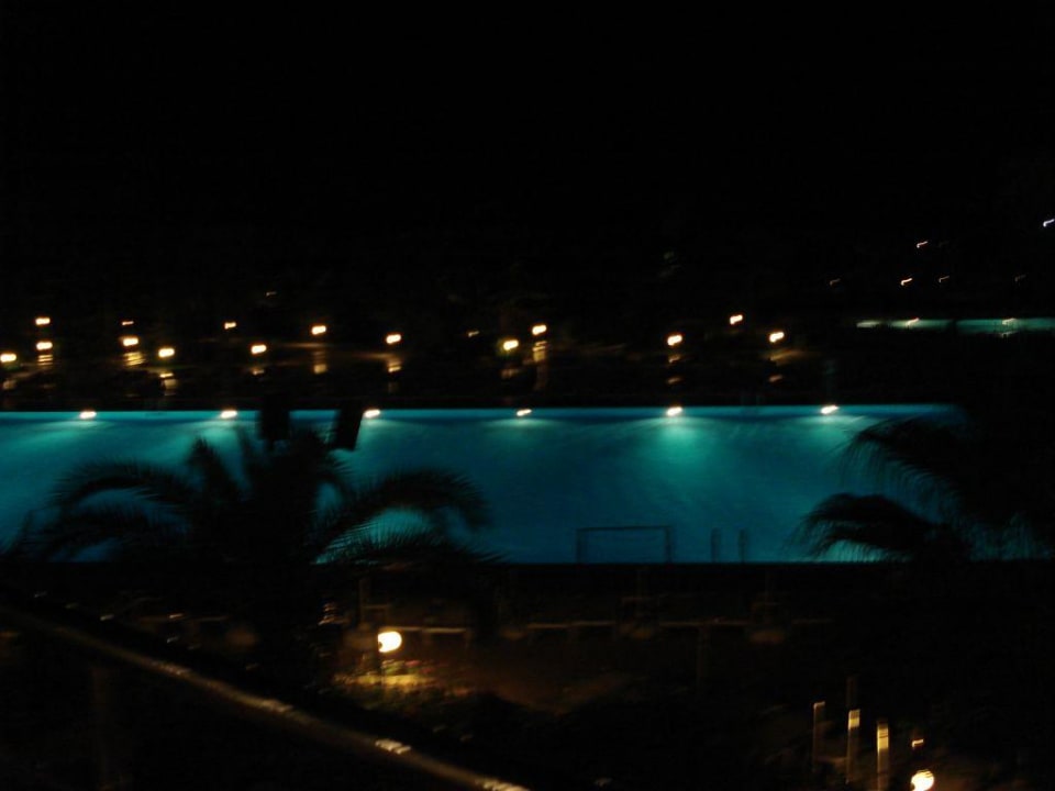 Sicht auf Pool von Lobby-Bar VONRESORT Golden Coast