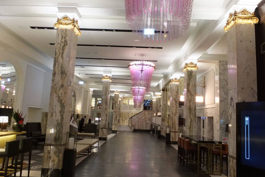 Prunkvolle Hotelhalle Reichshof Hamburg
