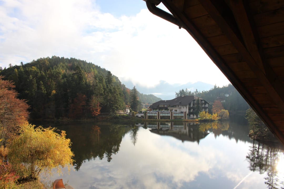 Wolfsgrubener See mit den Dolomiten im Hintergrund Hotel Weihrerhof
