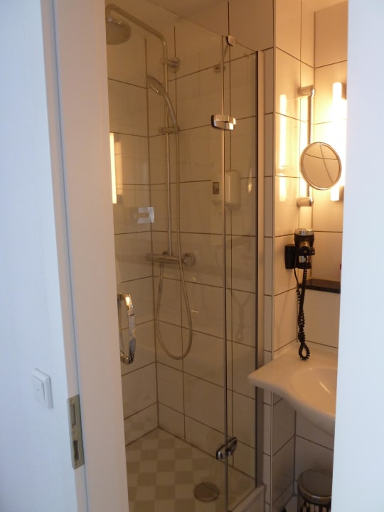Zimmer 32 - Dusche Hotel Brandies Berlin