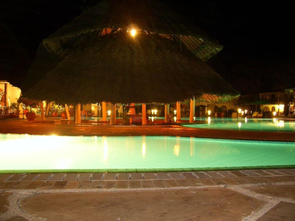 Pool bei Nacht Neptune Paradise Beach Resort & Spa