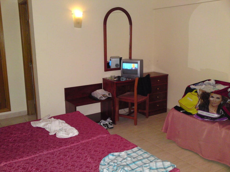 Blick ins Doppelbett-Zimmer mit Zustellbett BQ Belvedere Hotel