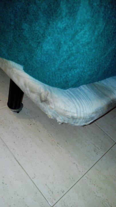 Bettgestell bei den Betten in unserem Zimmer :( Hotel HL Club Playa Blanca