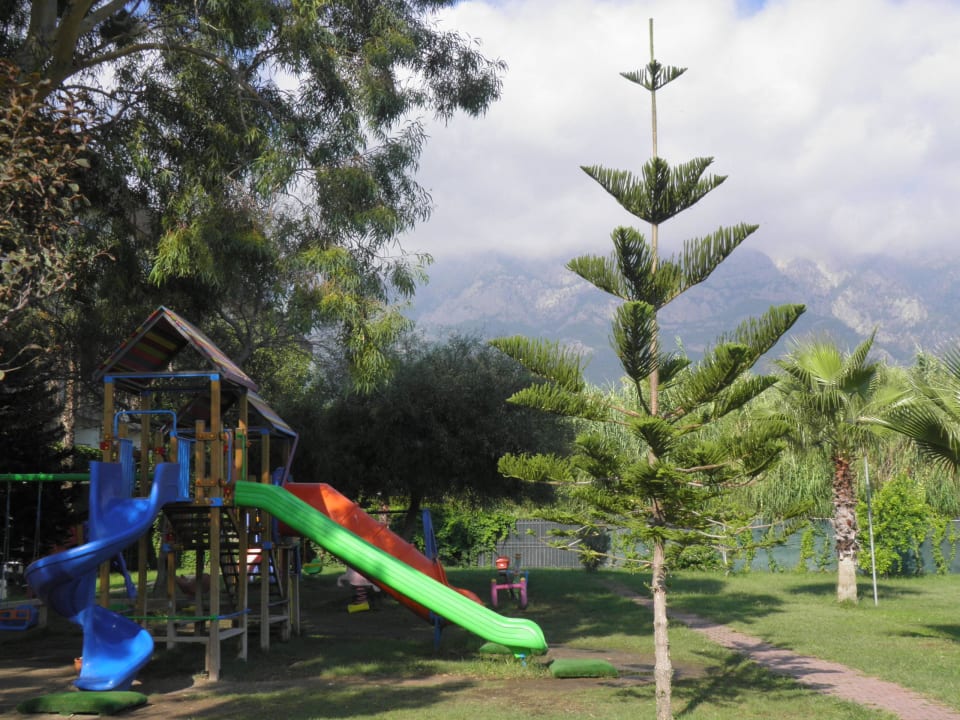 Plac zabaw w ogrodzie Armas Gül Beach