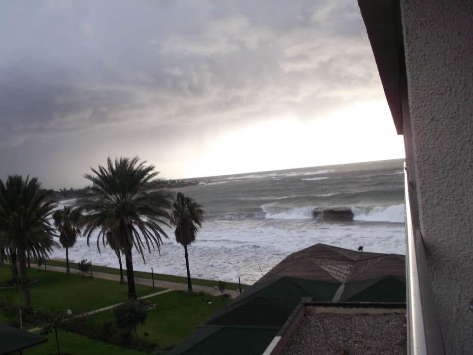 Das Meer wird immer wilder Aska Hotel Just in Beach