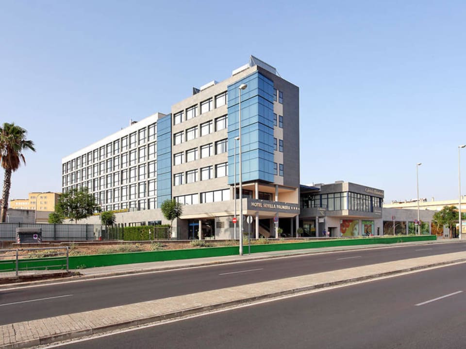 Fachada Hotel Exe Sevilla Palmera