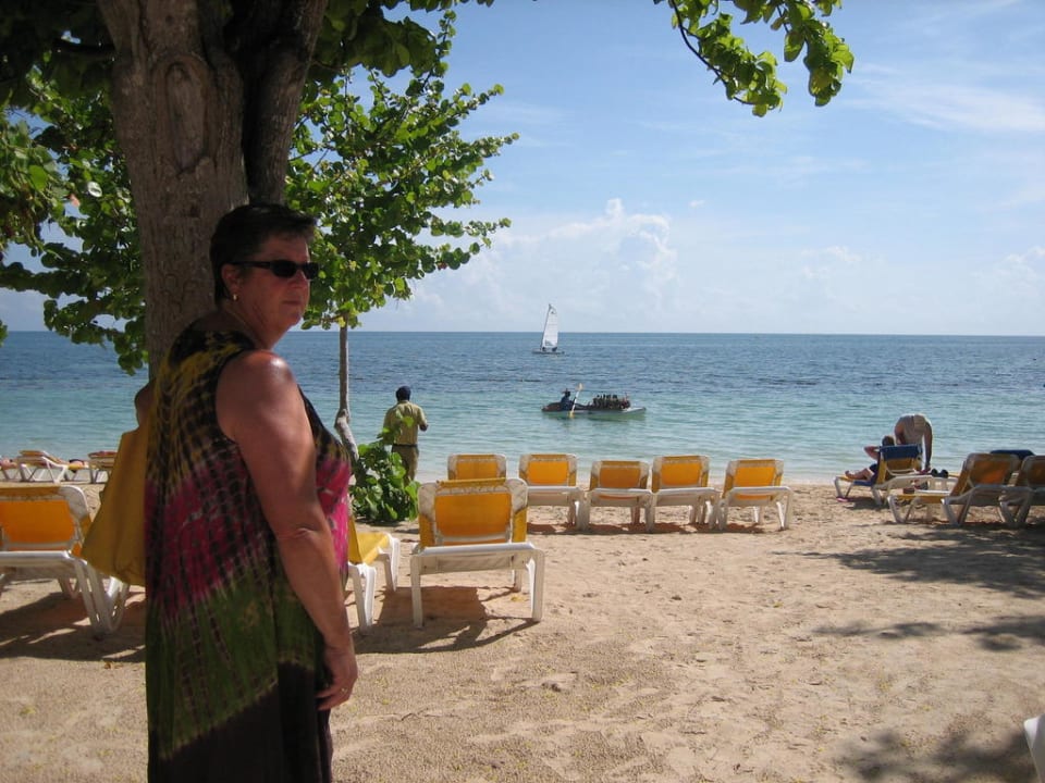 Viele freie Liegen Iberostar Waves Rose Hall Beach