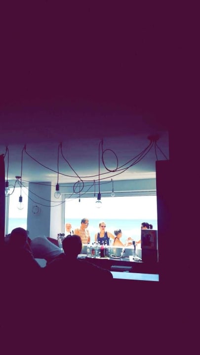 Widok z baru prosto na plażę Island Resorts MAYA Beach