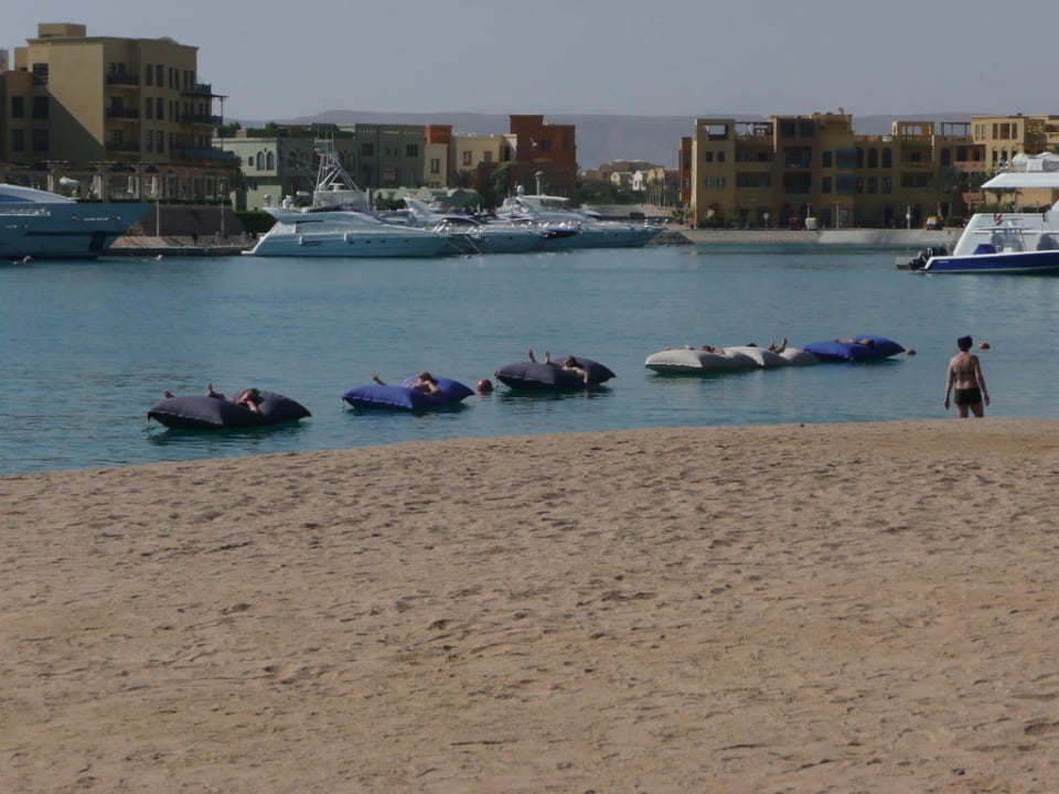 Strandbar mit Luftmatratzen (400 Meter entfernt) Turtle's Inn Hotel