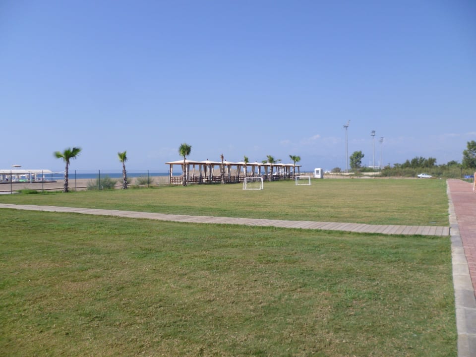 Ansicht zw. Bar und Strand Wyndham Garden Lara