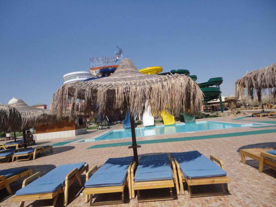 Leżaki przy basenie Pickalbatros Aqua Vista Resort - Hurghada