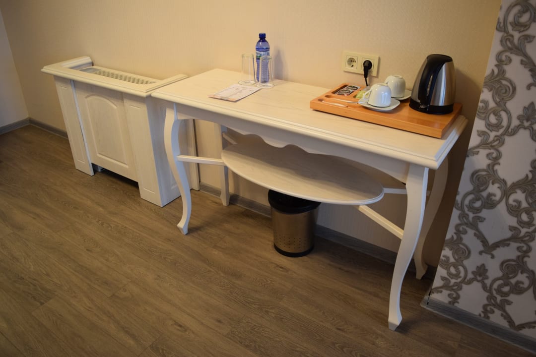 Tisch mit Gratis-Wasser, sowie Gratis-Tee und Kaffee The Admiral Hotel